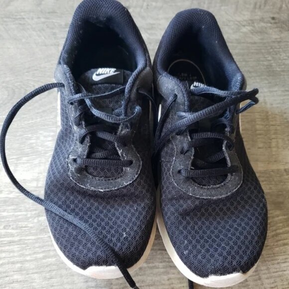 Nike Black and White Tanjun Sneakers. - Picture 4 of 7